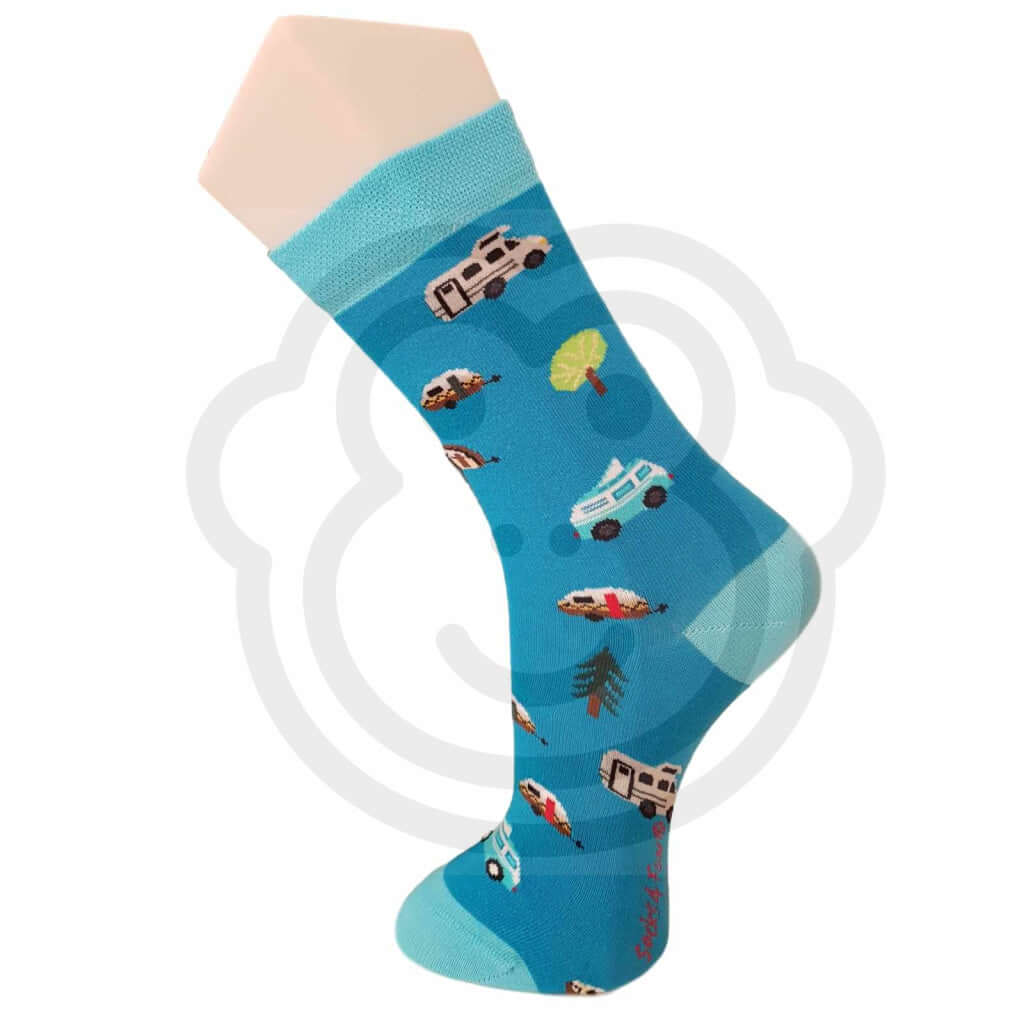 Chaussettes camping car colorées avec motifs de camping-cars et véhicules sur fond bleu.