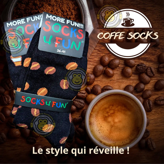 Chaussettes grains café avec motifs de café sur fond noir, style original pour amateurs de café.