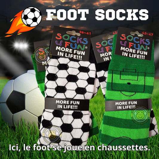 Chaussettes football ballon noir et blanc et terrain, lot de 2 paires, design amusant pour supporters de foot.