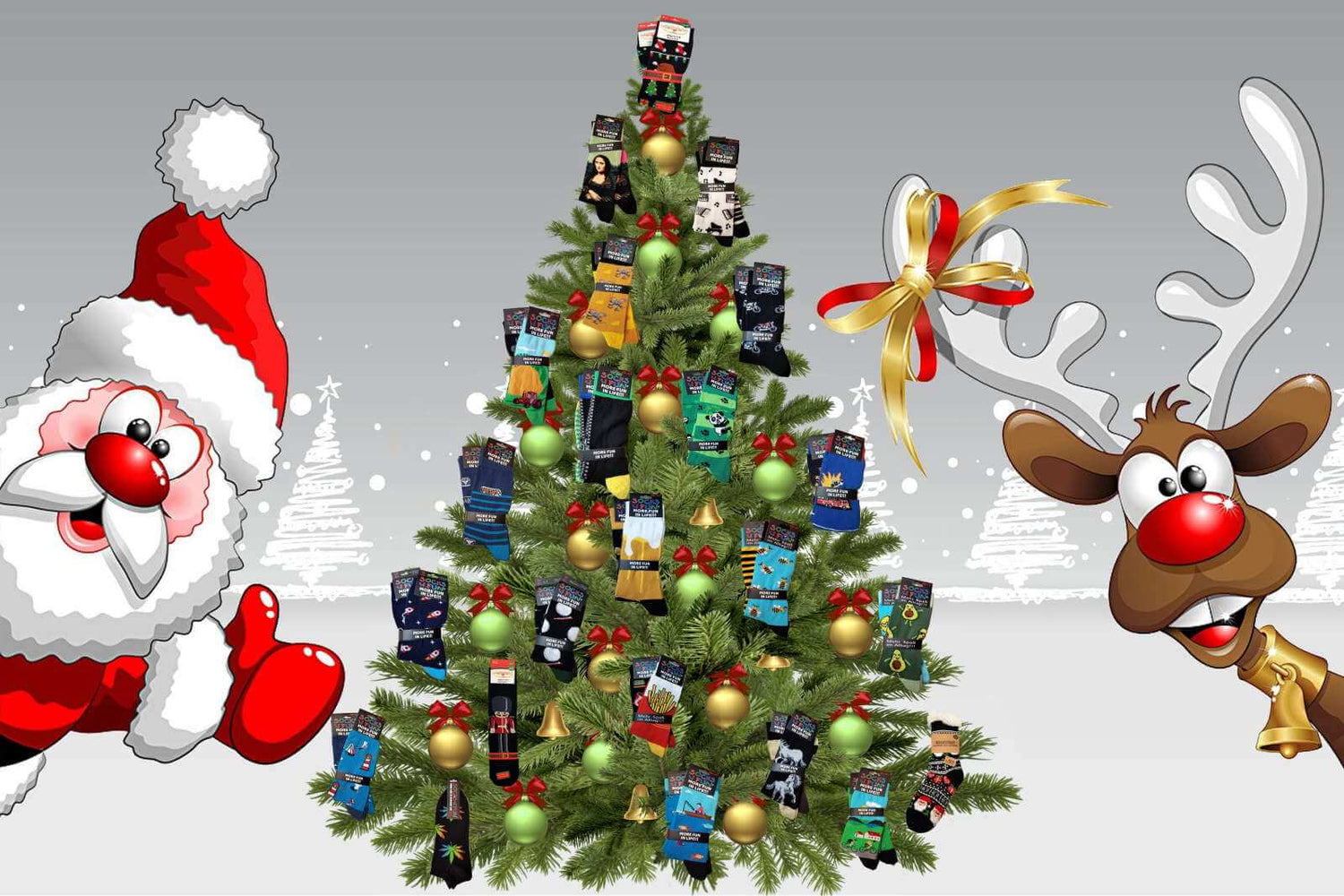 Les chaussettes fantaisie sont accrochées dans le sapin de Noël. Le Père Noël et son renne indiquent que les chaussettes sont des bonnes idées de cadeaux pas cher à offrir pour les fêtes de fin d'année.