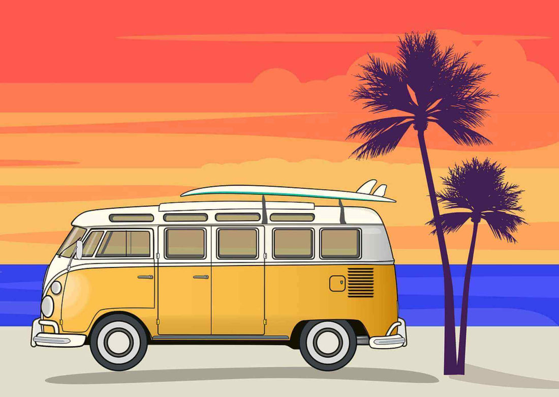 Combi VW garé le long de la plage à côté des palmiers avec ades planches de surf installées sur le toit
