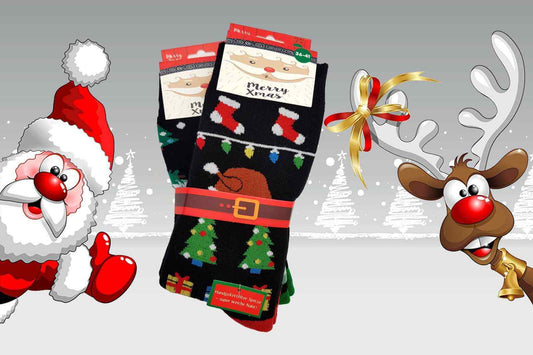 Le Père Noël et son renne présente les belles chaussettes de Noël en coton à porter durant les fâtes de fin d'année.