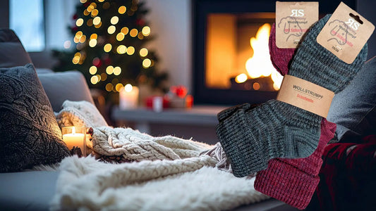 Chaussettes tricotage grand-mère près d'une cheminée, créant une ambiance chaleureuse pour Noël.