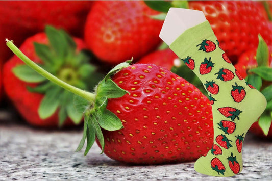 Les chaussettes vertes ont des motifs fraises sur fond de fraises naturelles