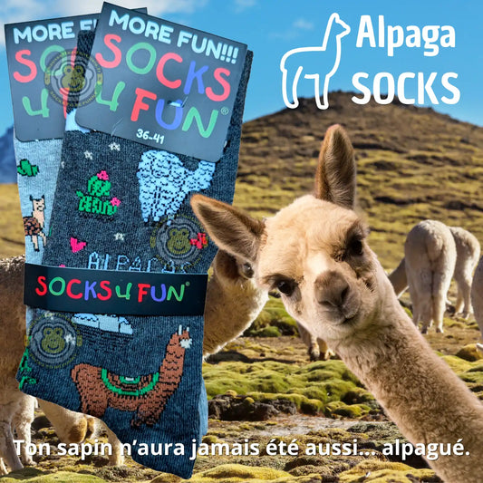 Chaussettes motif alpaga colorées avec des alpagas mignons en fond de paysage andin.