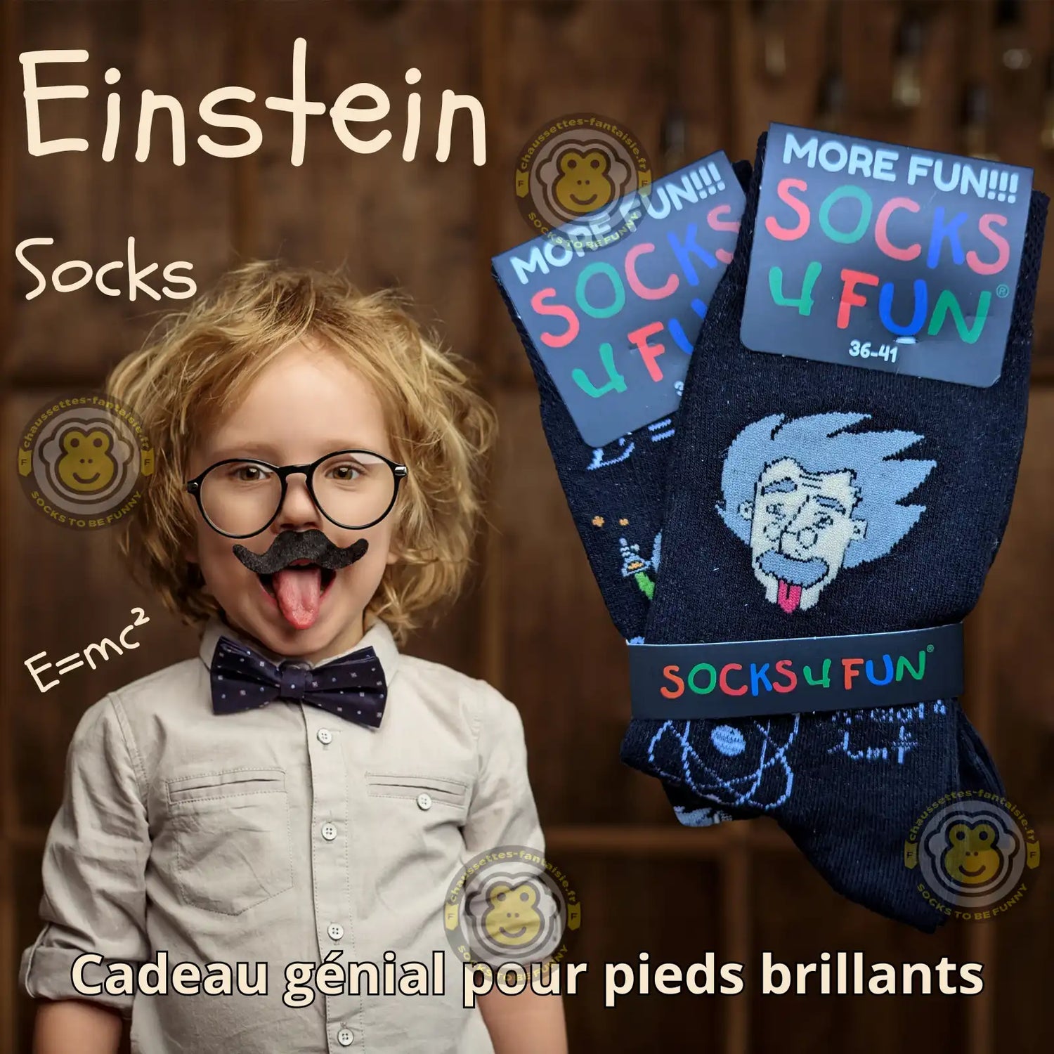 Un enfant tire la langue comme sur les chaussettes Einstein