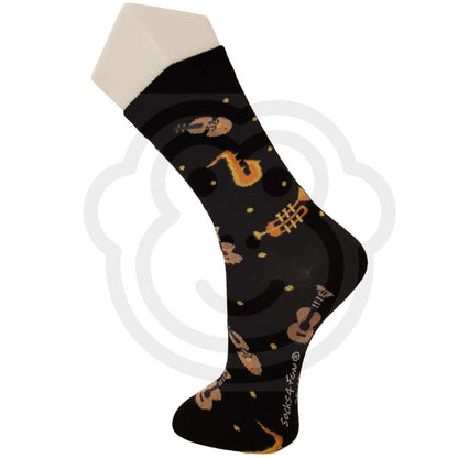 Chaussettes instruments de musique avec motifs amusants sur un fond noir, parfaites pour les amateurs de musique.