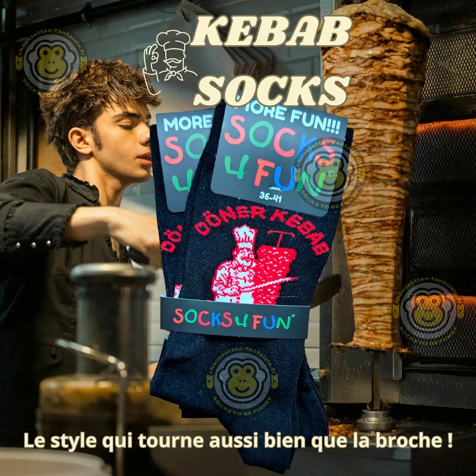 Chaussettes doner kebab colorées présentées dans une cuisine avec un grill de kebab en arrière-plan.