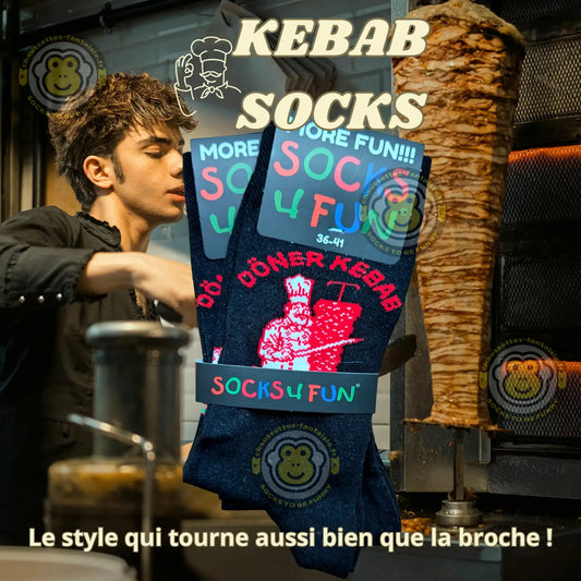 Chaussettes doner kebab colorées présentées dans une cuisine avec un grill de kebab en arrière-plan.