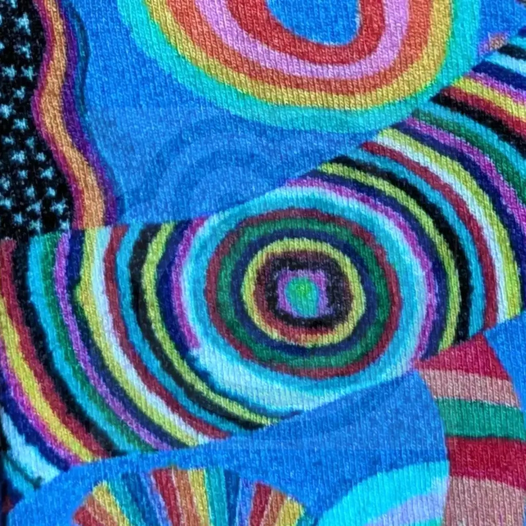 Chaussettes motifs abstraits arc-en-ciel avec un design coloré et créatif dans des tons de bleu.