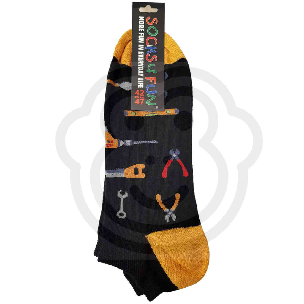Mini socquettes outils bricolage avec motifs de scies, perceuses et autres outils sur fond noir.
