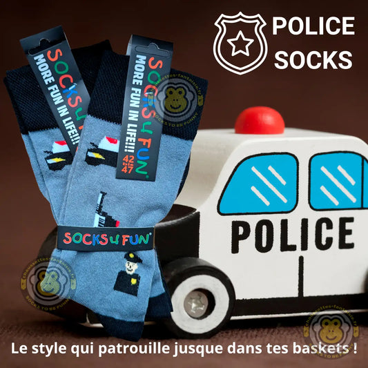 Chaussettes policier et voiture de police avec un design amusant et coloré, parfaites pour les amateurs de style original.