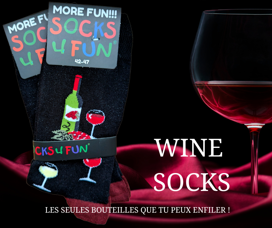 Chaussettes marrantes avec des bouteilles et des verres de vin 